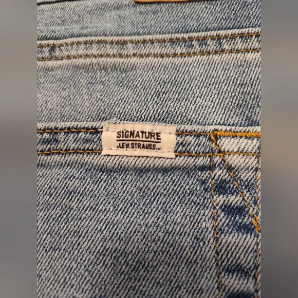 Levi's Light Blue Denim Jeans - Picture 3 of 11